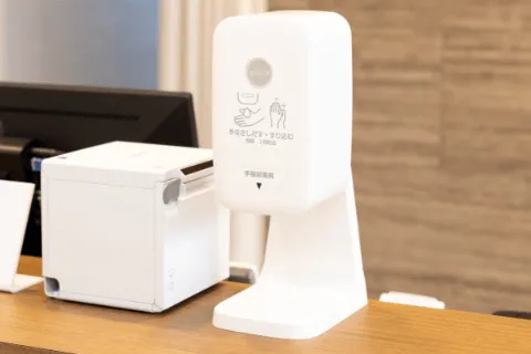 ノータッチ式の手指消毒液を院内に設置しております。