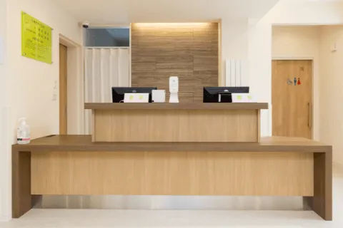 顔認証付き体温計測器で再来受付もできます。