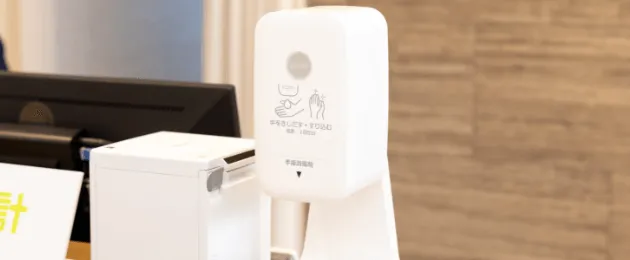ノータッチ式の手指消毒液を院内に設置しております。