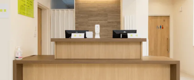 顔認証付き体温計測器で再来受付もできます。